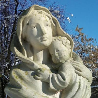 Ecole sainte marie de crepy en valois statue de vierge a l enfant dans la cour de l ecole 1