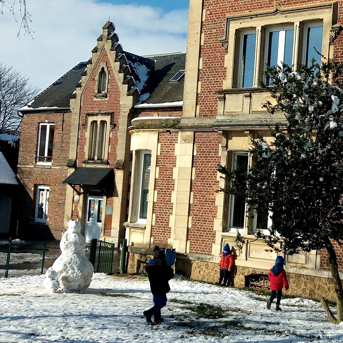 Ecole sainte marie de crepy en valois la cour sous la neige